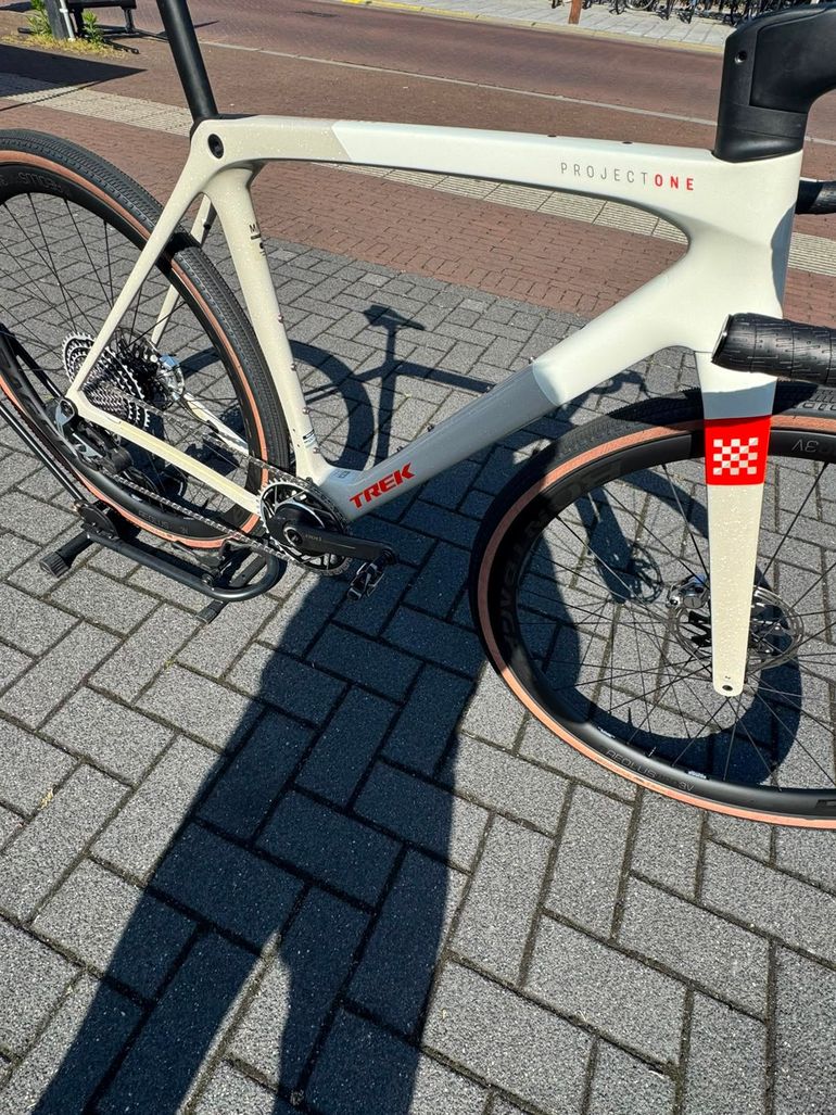 Used Trek Checkmate SLR 9 AXS 2025 2025 Road & Gravel, White — image 3 of 10