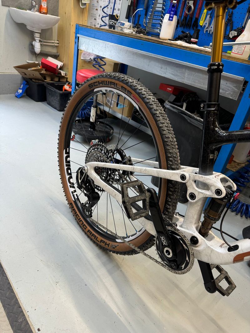 Used Giant Anthem Sram Eagle Transmission XX SL 2024 Mountainbike, White, 29 — image 4 of 7