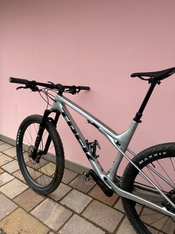 Used Trek Supercaliber SLR 9.8 XT Gen 2 2025 2025 Mountainbike, Light Gray — image 2 of 10