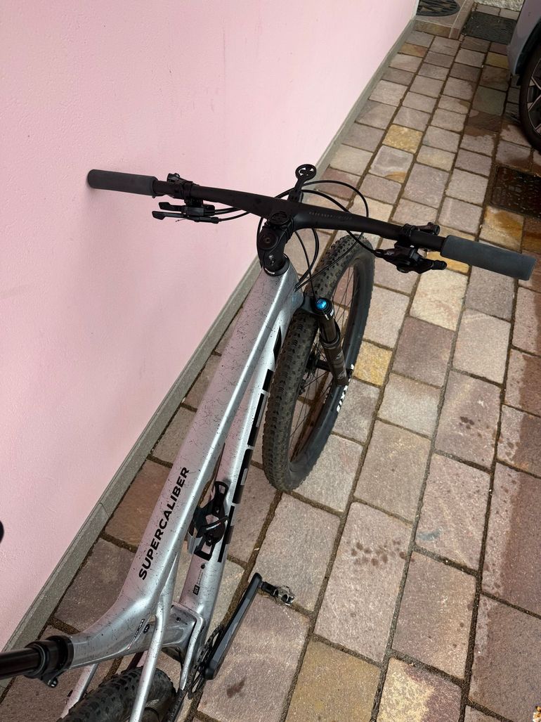 Used Trek Supercaliber SLR 9.8 XT Gen 2 2025 2025 Mountainbike, Light Gray — image 5 of 10