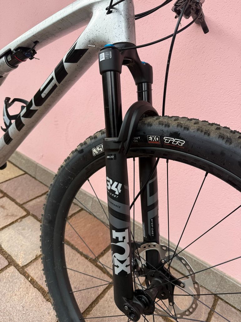 Used Trek Supercaliber SLR 9.8 XT Gen 2 2025 2025 Mountainbike, Light Gray — image 6 of 10