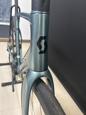 Used Scott Addict RC 30 2025 2025 Road & Gravel, Hellgrau — image 5 of 5