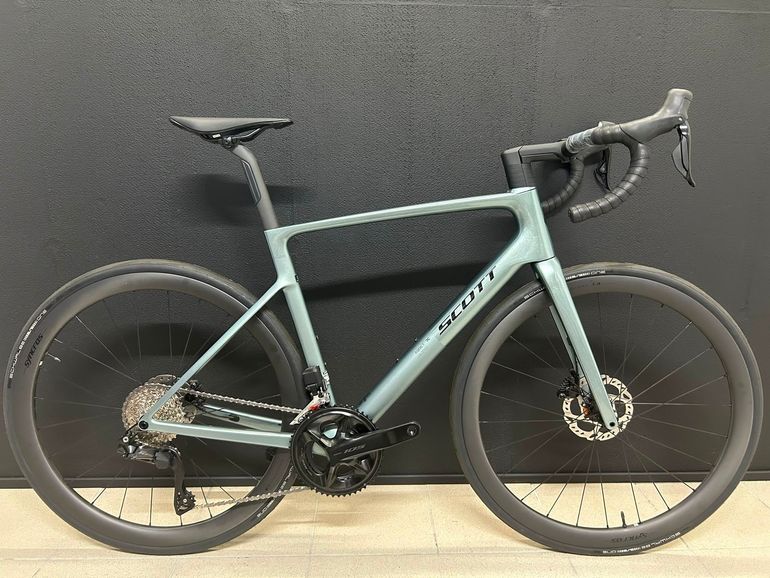 Used Scott Addict RC 30 2025 2025 Road & Gravel, Hellgrau — image 1 of 5