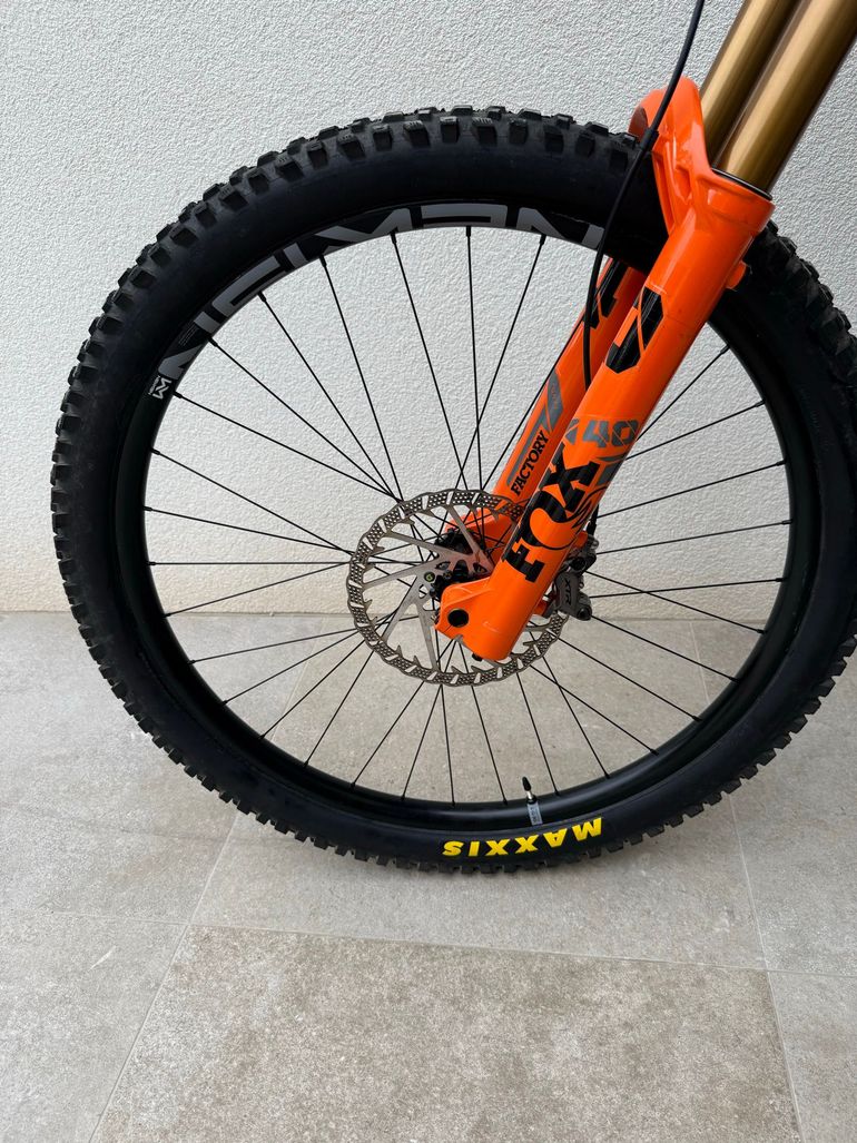 Used Commencal SUPREME DH V5 SIGNATURE 2024 2024 Mountainbike, Blue, 29, 27.5 — image 6 of 11