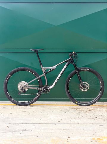 Orbea OIZ M30 2022 2022 Mountainbike usato, Grigio chiaro — immagine 1 di 15