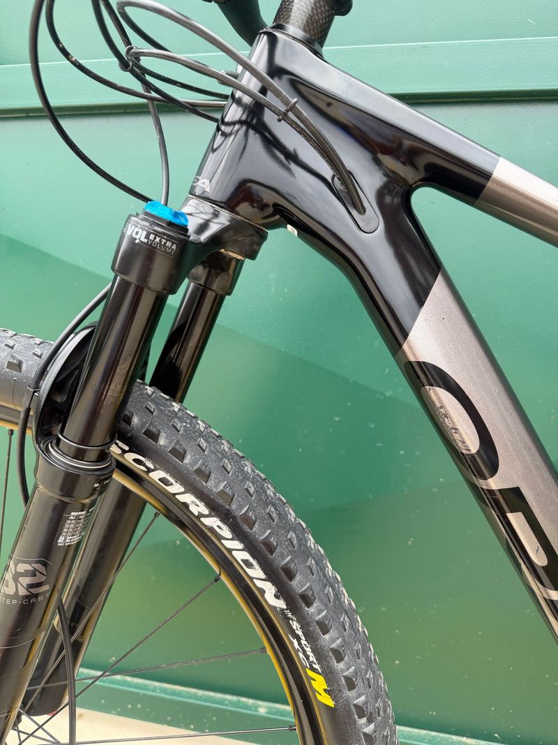 Orbea OIZ M30 2022 2022 Mountainbike usato, Grigio chiaro — immagine 13 di 15