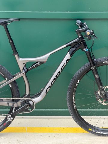Orbea OIZ M30 2022 2022 Mountainbike usato, Grigio chiaro — immagine 2 di 15