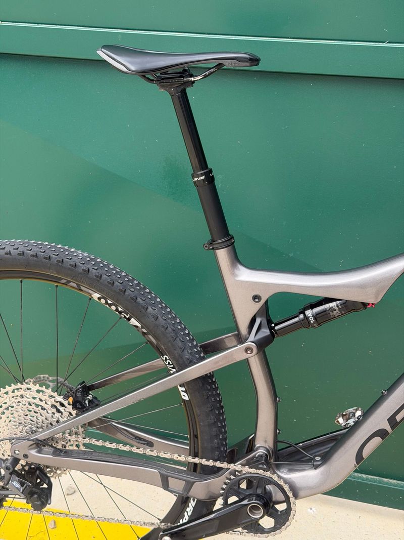 Orbea OIZ M30 2022 2022 Mountainbike usato, Grigio chiaro — immagine 10 di 15