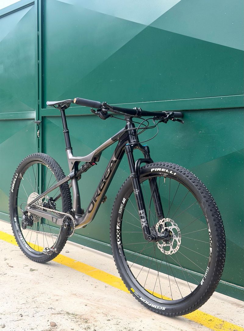 Orbea OIZ M30 2022 2022 Mountainbike usato, Grigio chiaro — immagine 12 di 15