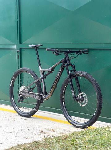 Orbea OIZ M30 2022 2022 Mountainbike usato, Grigio chiaro — immagine 3 di 15