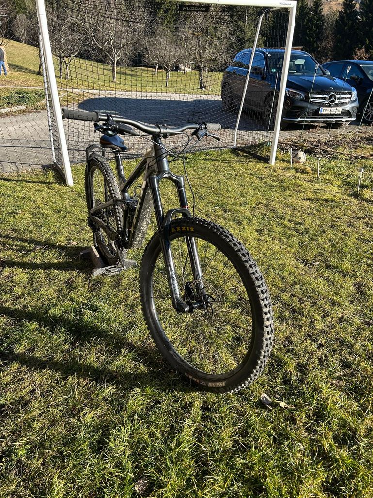 Used Trek Slash 8 Gen 5 2023 2023 Mountainbike, Black, 29 — image 4 of 7