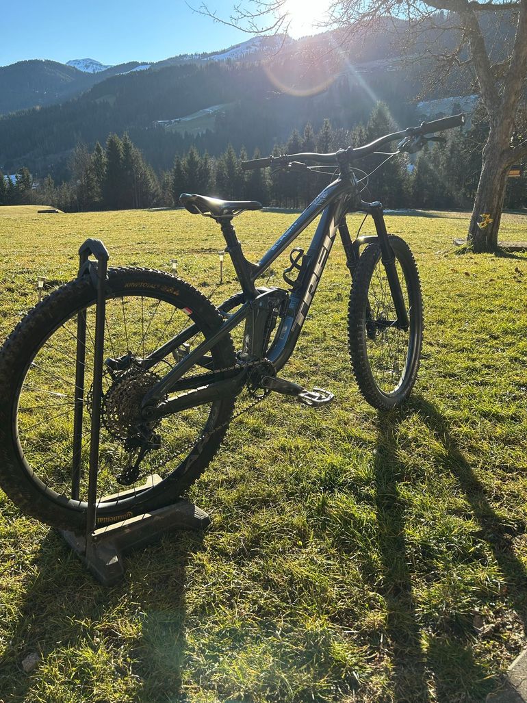 Used Trek Slash 8 Gen 5 2023 2023 Mountainbike, Black, 29 — image 1 of 7