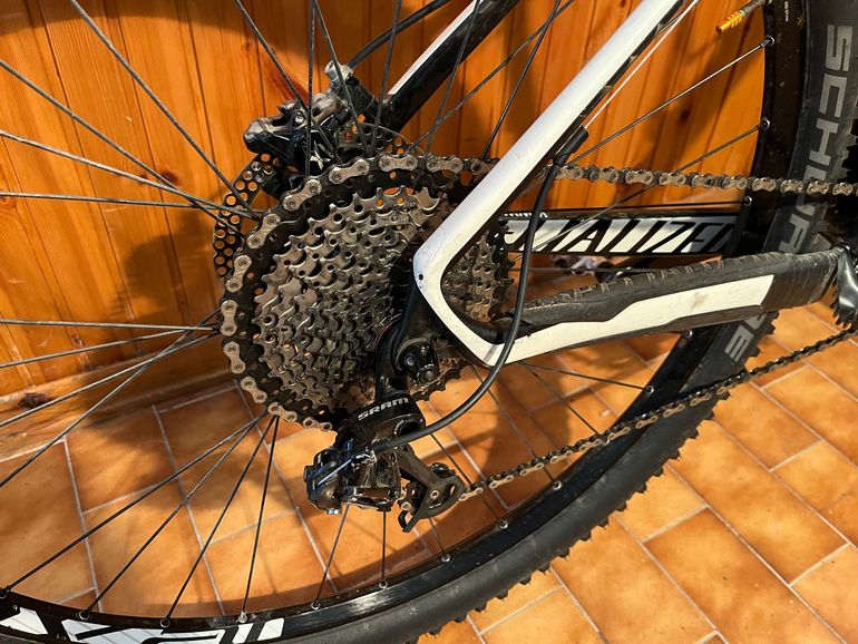Used Specialized Stumpjumper Expert Carbon World Cup 2015 2015 Mountainbike — image 2 of 9