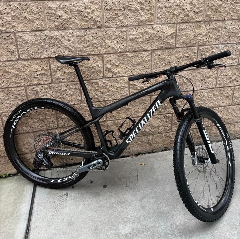 Used Specialized Epic World Cup Pro 2023 2023 Mountainbike, Black, 29 — image 1 of 17