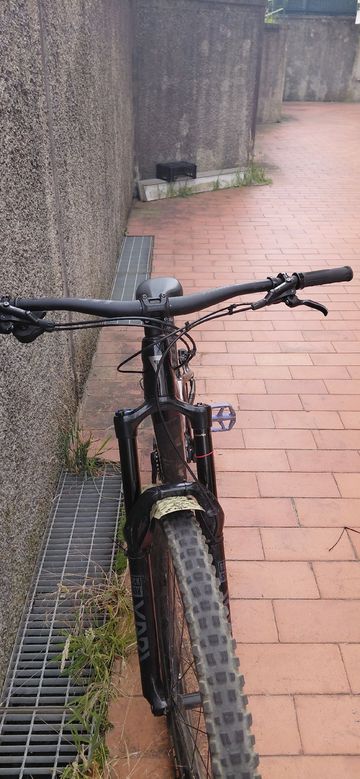 Used Giant Reign 2 2023 2023 Mountainbike, Black, 29 — image 3 of 6
