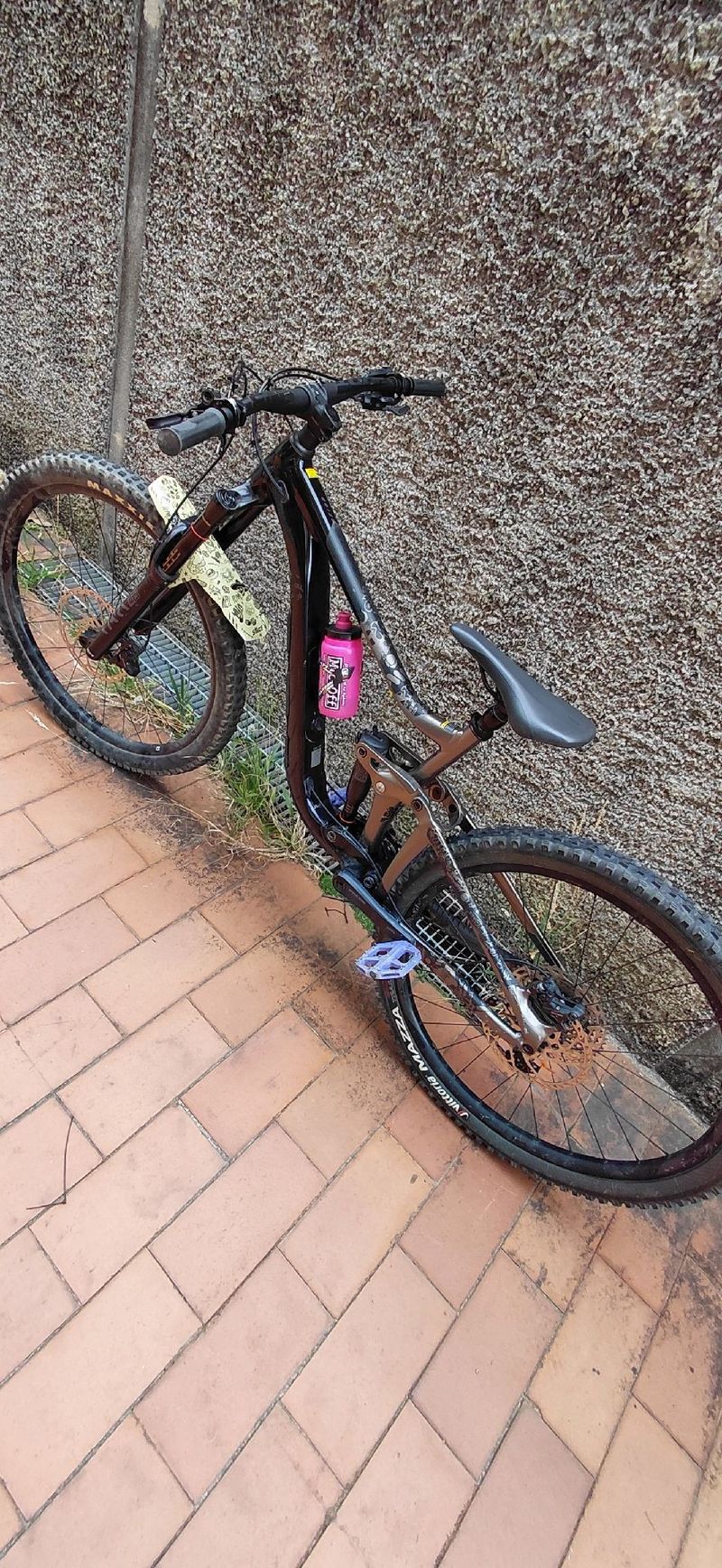 Used Giant Reign 2 2023 2023 Mountainbike, Black, 29 — image 4 of 6