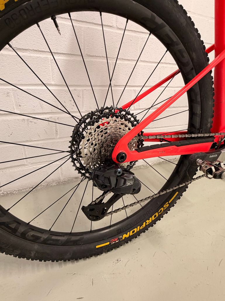 Used Trek Supercaliber 9.8 XT Gen 1 2022 2022 Mountainbike, Orange — image 5 of 6
