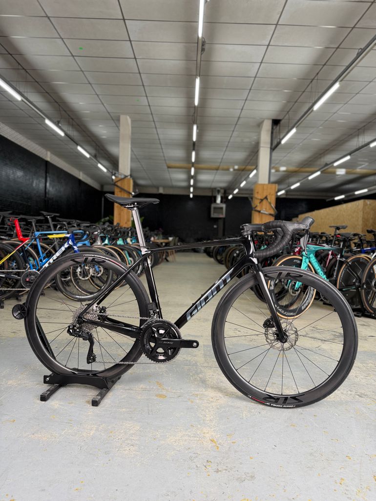 Used Giant Tcr Advanced Di2 Carbon 2024 Road & Gravel — image 1 of 24