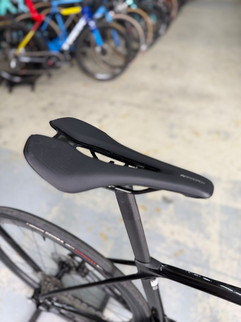 Used Giant Tcr Advanced Di2 Carbon 2024 Road & Gravel — image 15 of 24