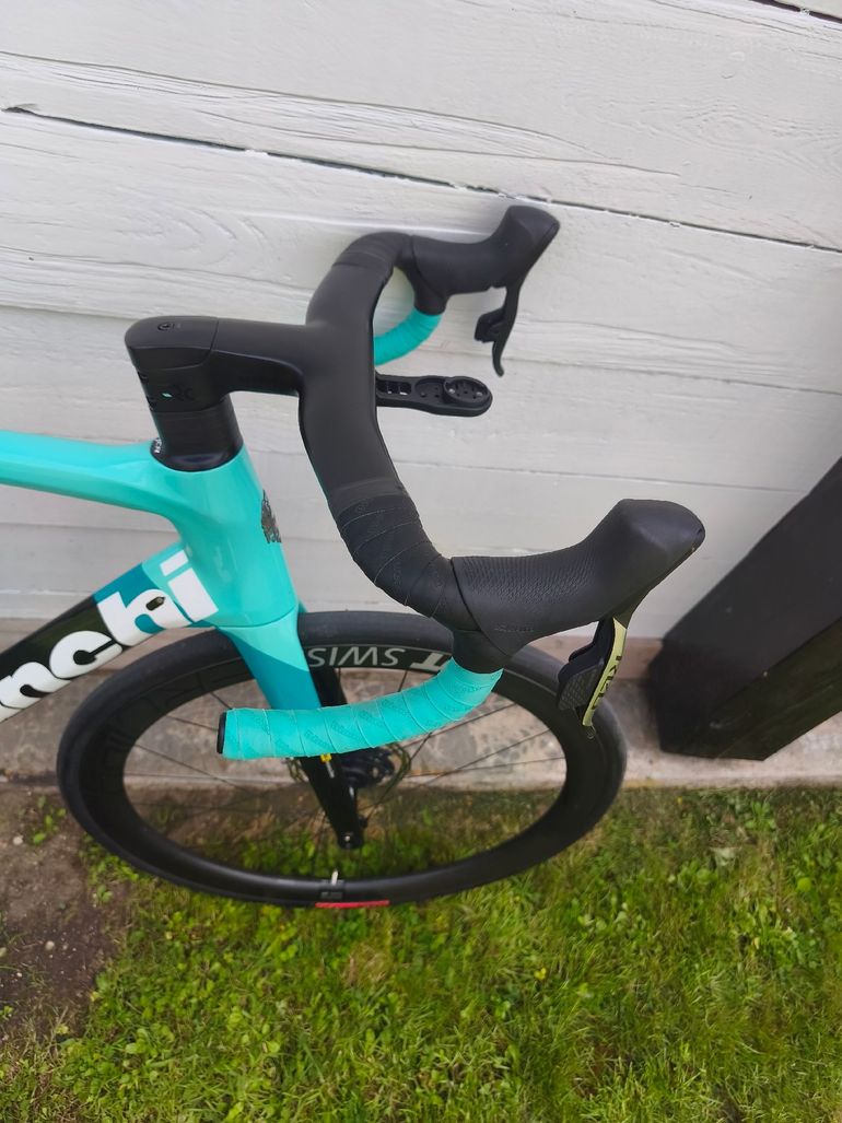 Used Bianchi Oltre XR4 Red eTap AXS 2024 2024 Road & Gravel, Green — image 4 of 11