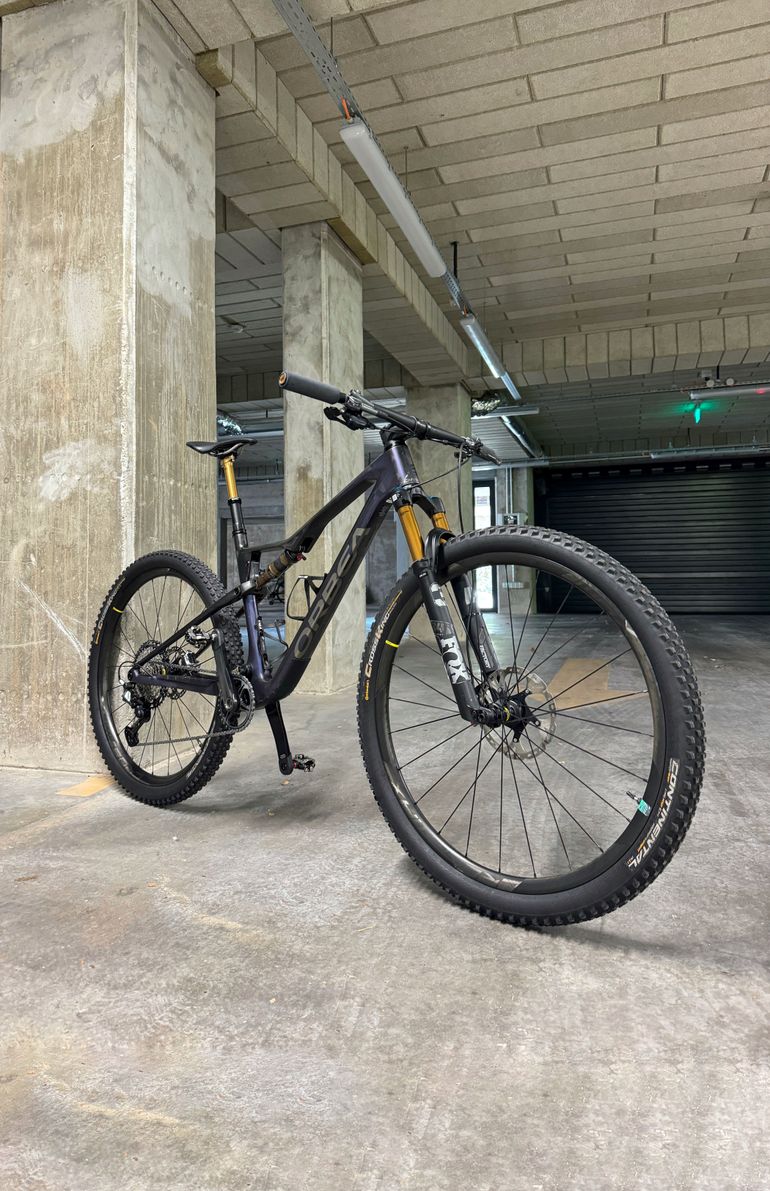 Used Orbea Oiz Shimano CUES Di2 2024 Mountainbike, Purple — image 3 of 3