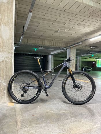 Used Orbea Oiz Shimano CUES Di2 2024 Mountainbike, Purple — image 2 of 3
