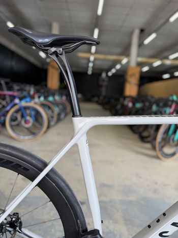 Used Canyon Endurace CF SL 7 eTAP 2022 2022 Road & Gravel, White — image 9 of 24