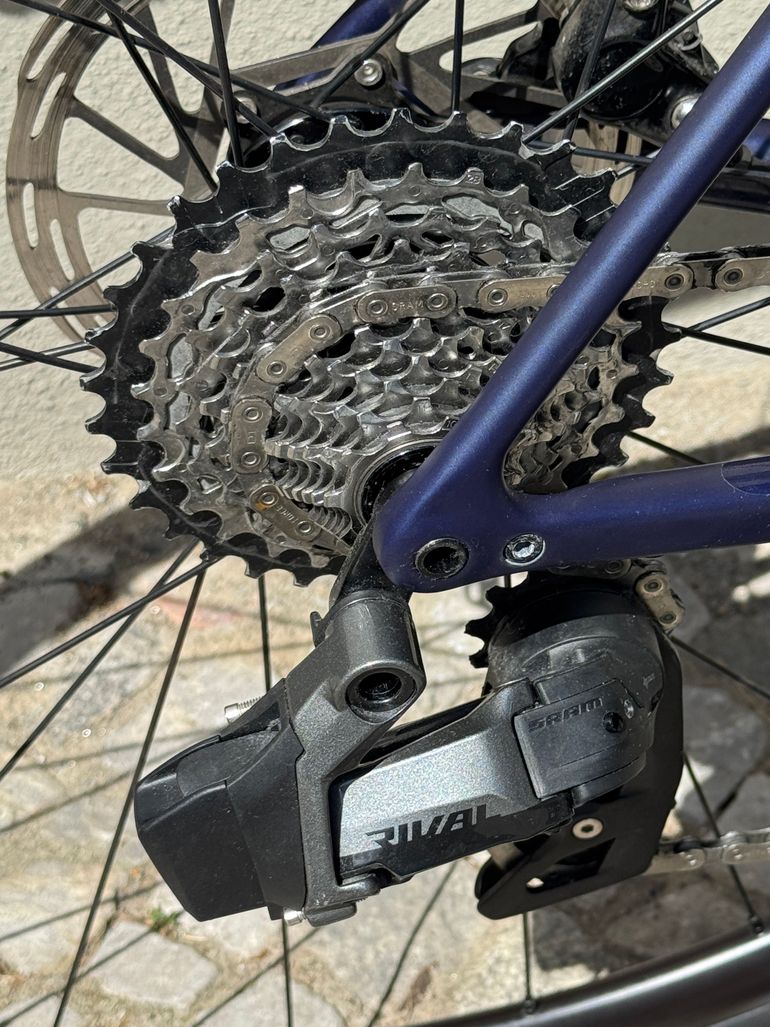 Used Specialized Aethos Comp - Rival eTap AXS 2022 2022 Road & Gravel, Violett — image 5 of 13