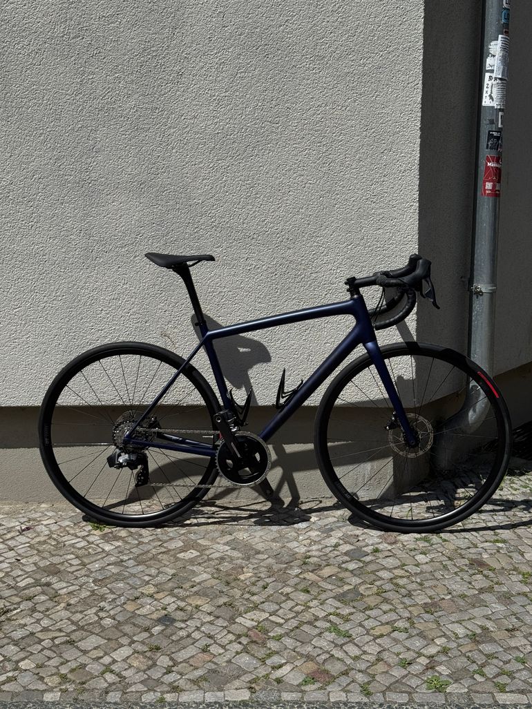 Used Specialized Aethos Comp - Rival eTap AXS 2022 2022 Road & Gravel, Violett — image 1 of 13