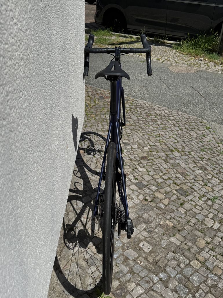 Used Specialized Aethos Comp - Rival eTap AXS 2022 2022 Road & Gravel, Violett — image 9 of 13