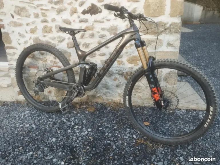 Used Trek Slash 9.9 XTR Gen 5 2021 2022 Mountainbike — image 1 of 12