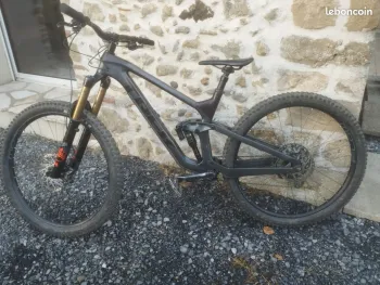 Used Trek Slash 9.9 XTR Gen 5 2021 2022 Mountainbike — image 2 of 12