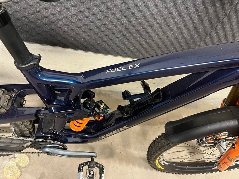 Used Trek Fuel EX 9.8 XT Gen 6 2024 Frameset 2024 Mountainbike — image 2 of 5