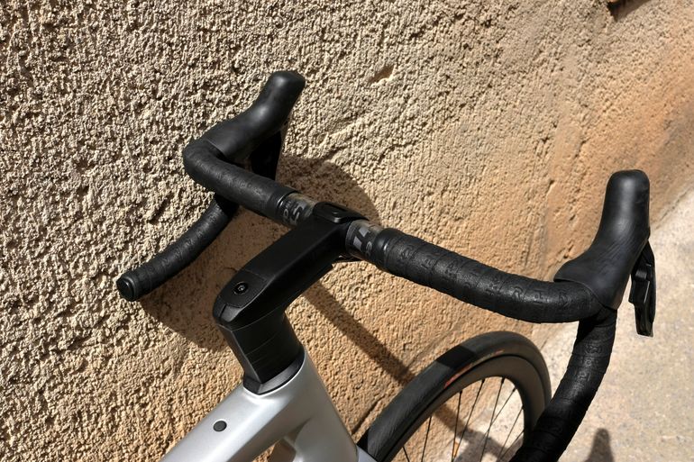 Used BMC Roadmachine 01 FOUR 2024 2024 Road & Gravel, Light Gray — image 12 of 19