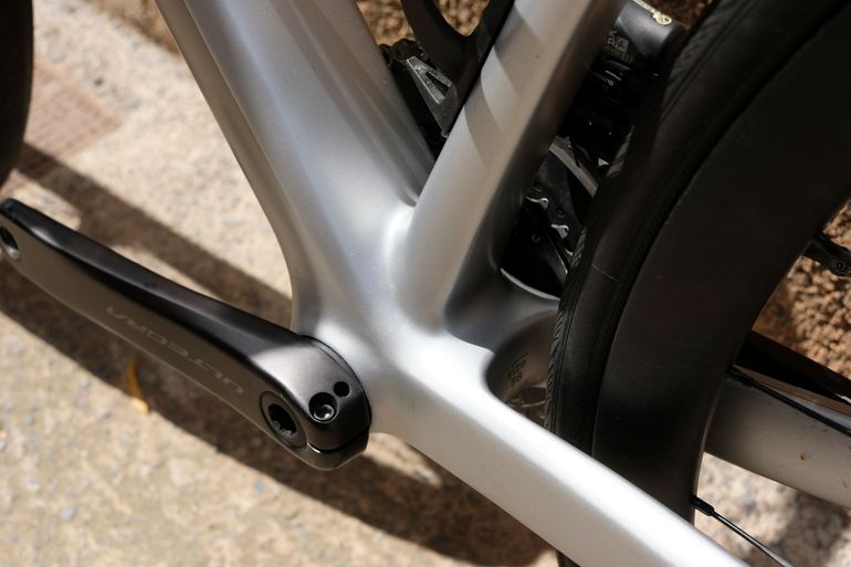 Used BMC Roadmachine 01 FOUR 2024 2024 Road & Gravel, Light Gray — image 4 of 19