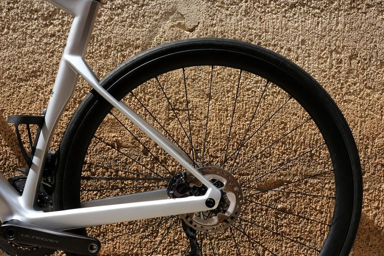 Used BMC Roadmachine 01 FOUR 2024 2024 Road & Gravel, Light Gray — image 9 of 19