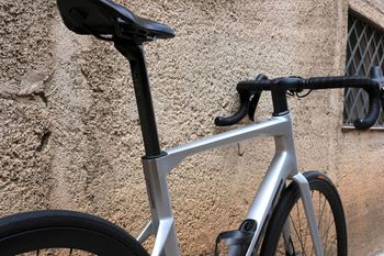 Used BMC Roadmachine 01 FOUR 2024 2024 Road & Gravel, Light Gray — image 17 of 19