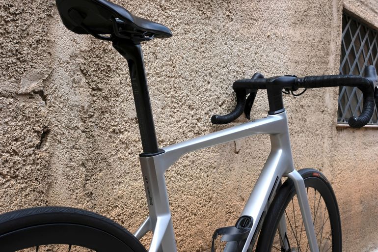 Used BMC Roadmachine 01 FOUR 2024 2024 Road & Gravel, Light Gray — image 17 of 19