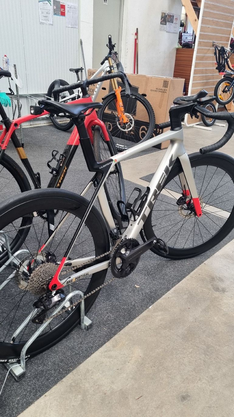 Used Trek Madone SL 7 Gen 8 2025 2025 Road & Gravel, Light Gray — image 8 of 8
