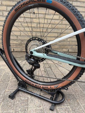 Orbea Oiz Shimano Deore XT Di2 2025 Mountainbike usato, Bianco — immagine 3 di 6