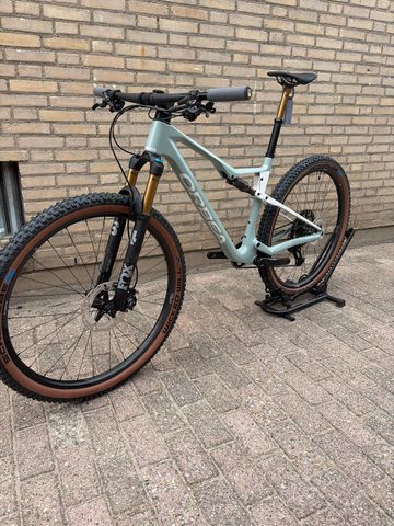Orbea Oiz Shimano Deore XT Di2 2025 Mountainbike usato, Bianco — immagine 2 di 6