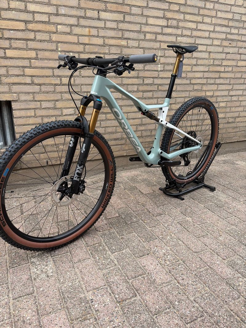 Orbea Oiz Shimano Deore XT Di2 2025 Mountainbike usato, Bianco — immagine 2 di 6
