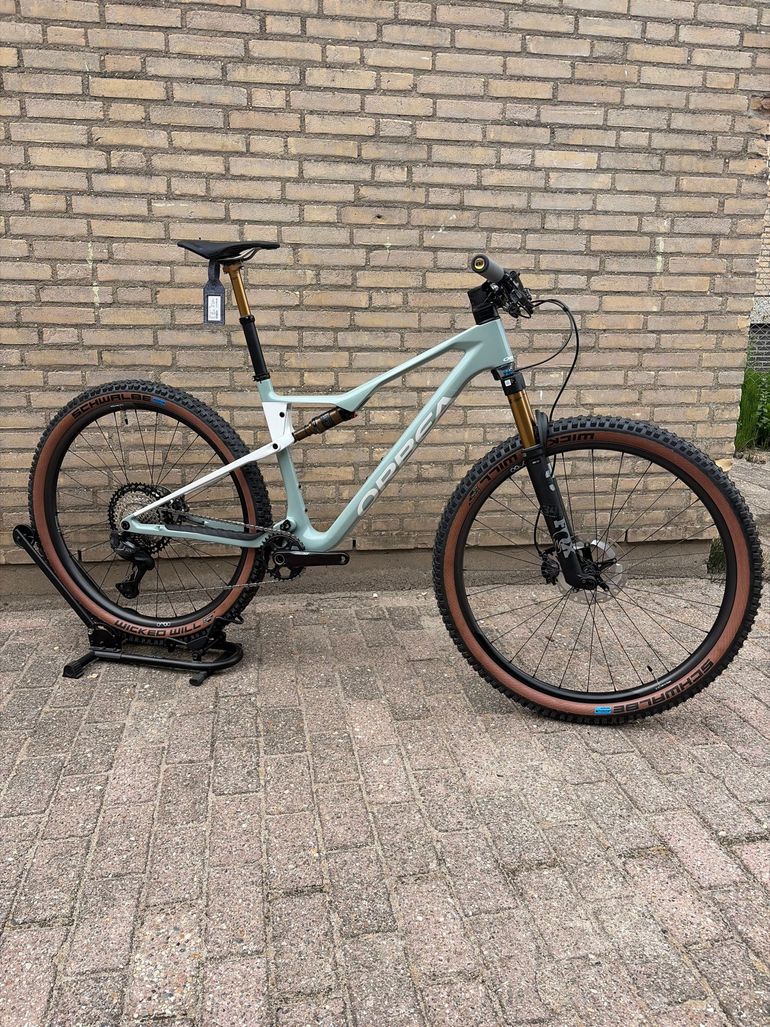 Used Orbea Oiz Shimano Deore XT Di2 2025 Mountainbike, White — image 1 of 6