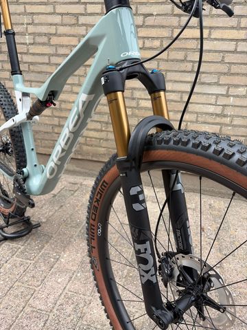 Orbea Oiz Shimano Deore XT Di2 2025 Mountainbike usato, Bianco — immagine 4 di 6