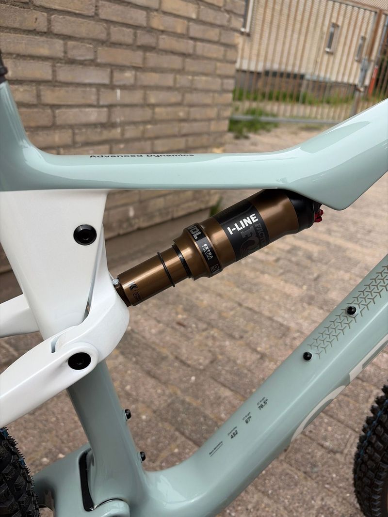Orbea Oiz Shimano Deore XT Di2 2025 Mountainbike usato, Bianco — immagine 5 di 6