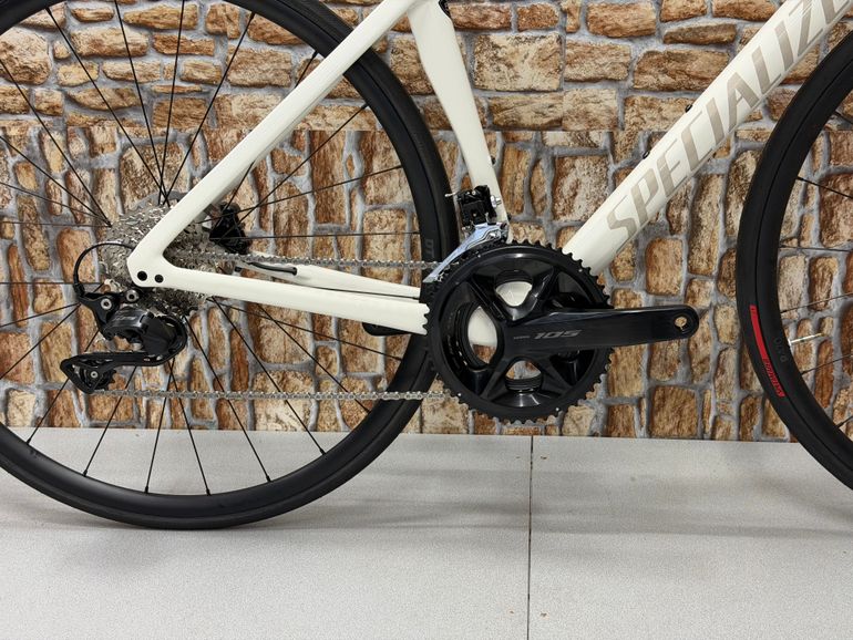 Used Specialized Tarmac SL7 Sport 2022 2022 Road & Gravel, White — image 2 of 9