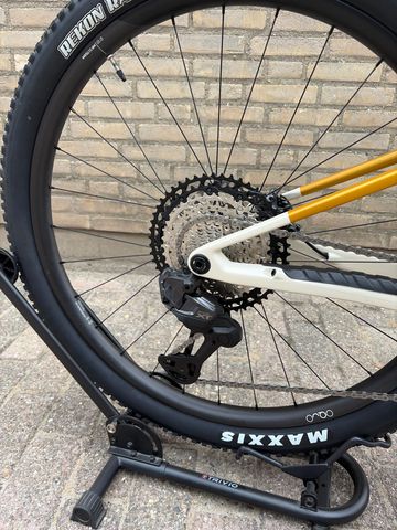 Orbea OIZ M10 2025 2025 Mountainbike usato, Bianco — immagine 3 di 6