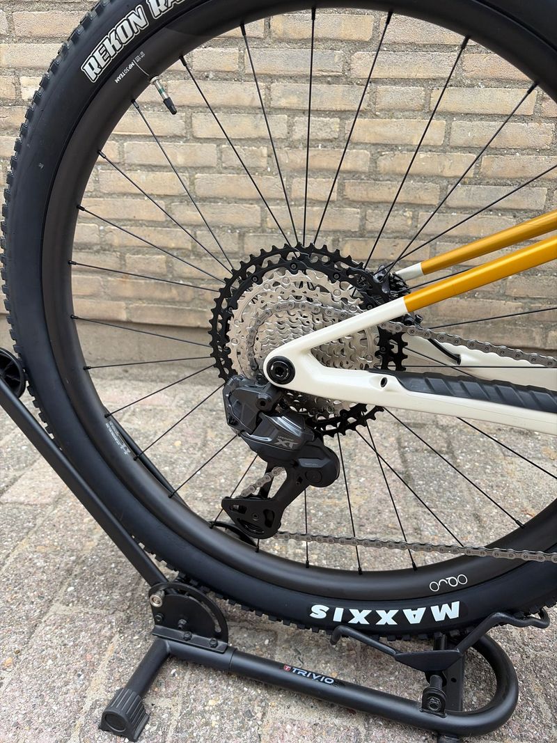 Orbea OIZ M10 2025 2025 Mountainbike usato, Bianco — immagine 3 di 6