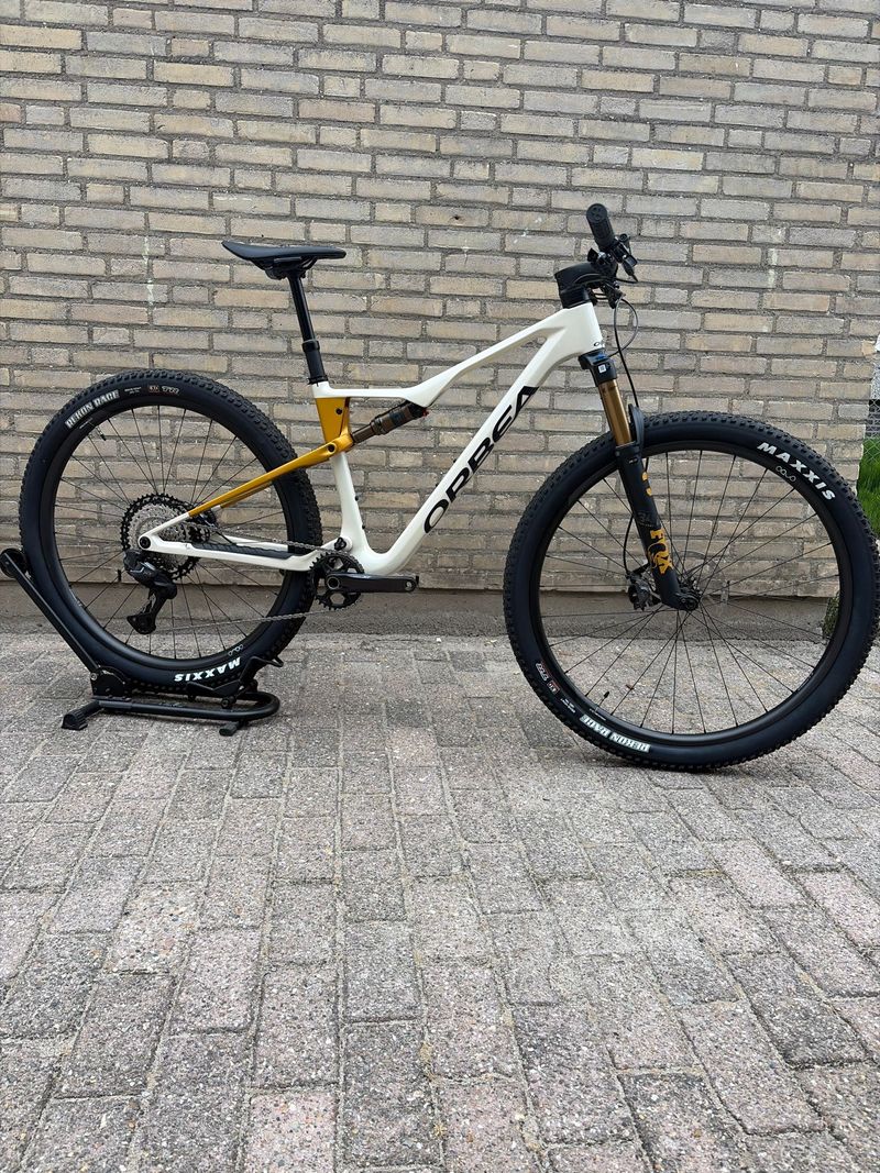 Orbea OIZ M10 2025 2025 Mountainbike usato, Bianco — immagine 1 di 6