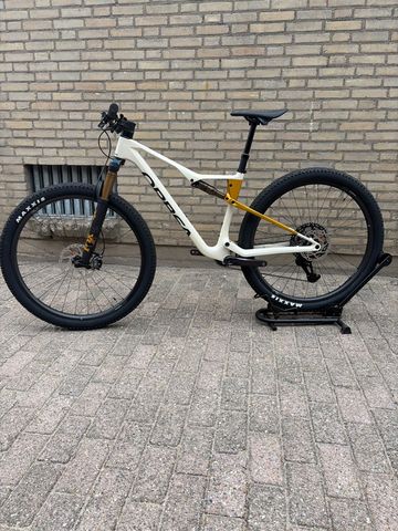 Orbea OIZ M10 2025 2025 Mountainbike usato, Bianco — immagine 2 di 6